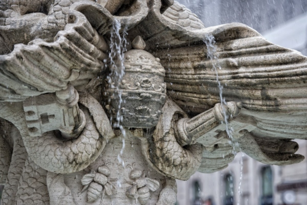 Détails de la fontaine de la place Barberini, à Rome